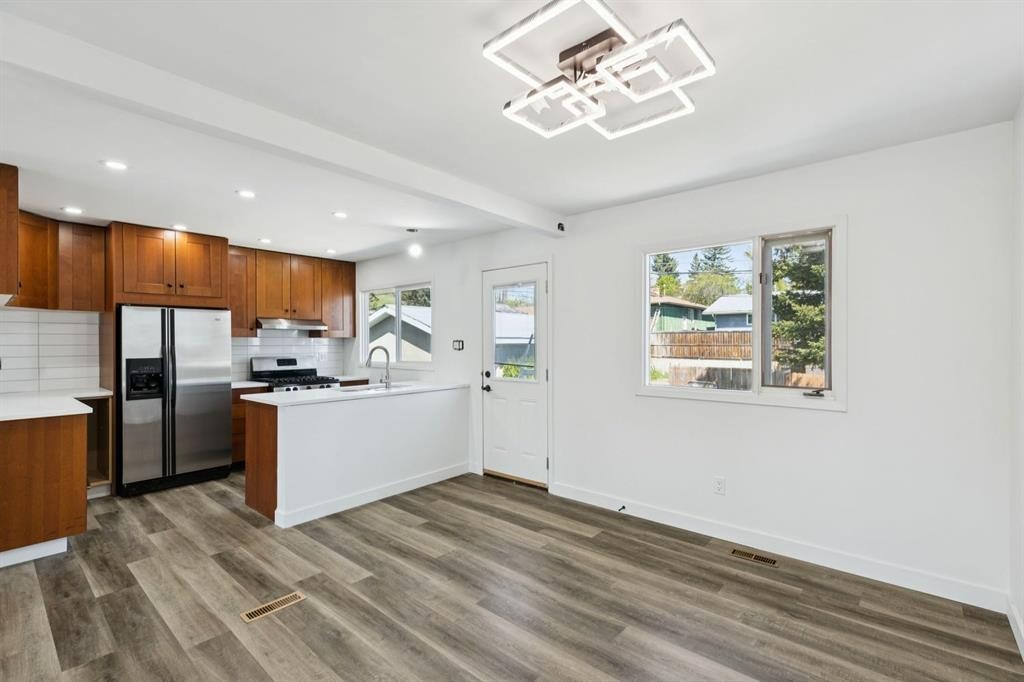 6928 Hunterbow Crescent Nw, Calgary, AB - Indoor Photo Showing Kitchen