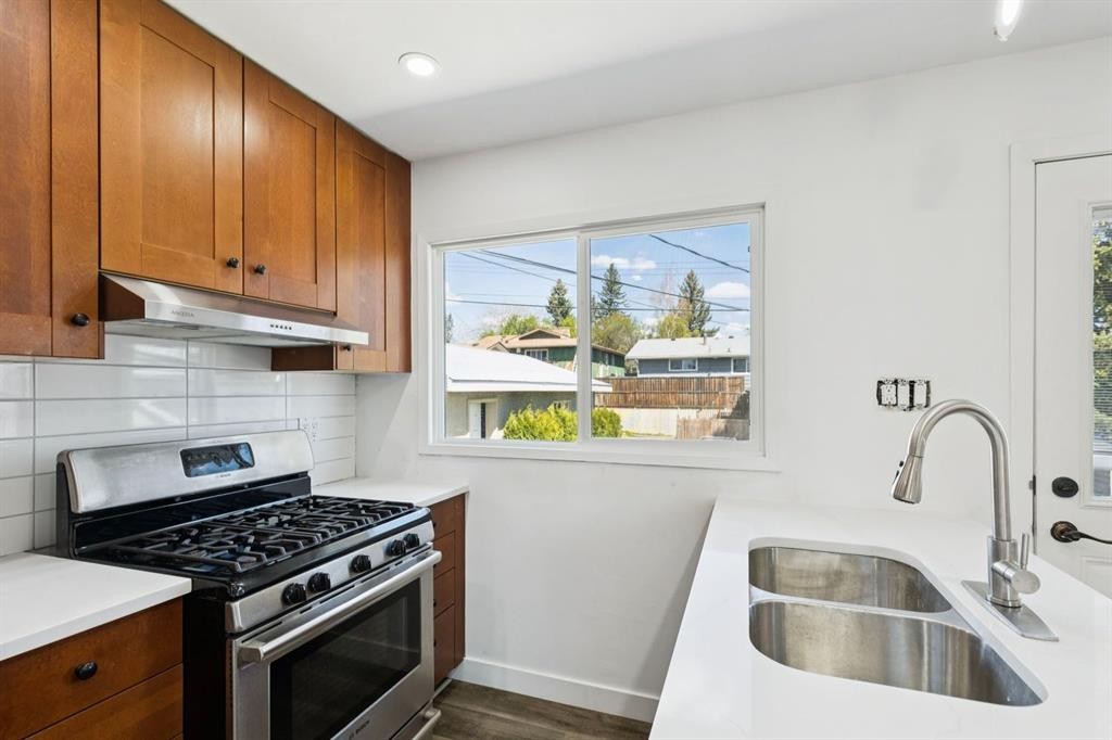 6928 Hunterbow Crescent Nw, Calgary, AB - Indoor Photo Showing Kitchen With Double Sink