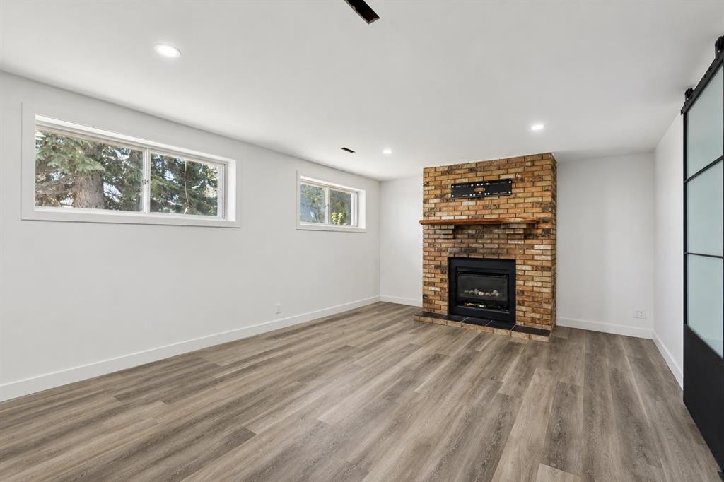 6928 Hunterbow Crescent Nw, Calgary, AB - Indoor Photo Showing Living Room With Fireplace