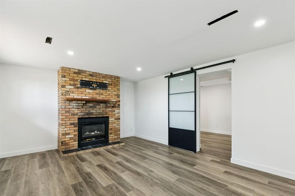 6928 Hunterbow Crescent Nw, Calgary, AB - Indoor Photo Showing Living Room With Fireplace
