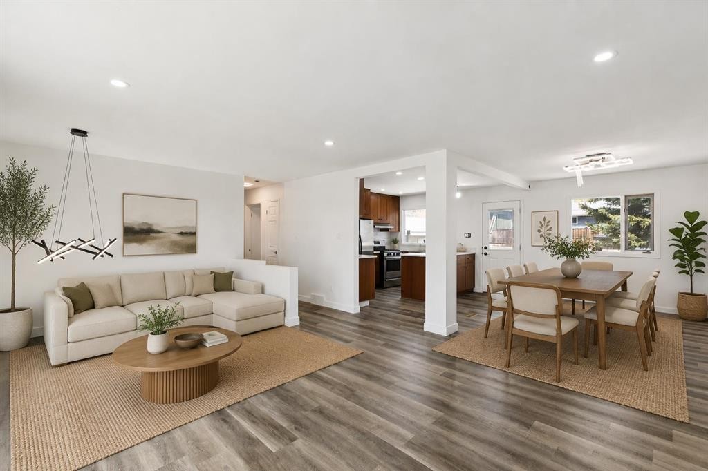 6928 Hunterbow Crescent Nw, Calgary, AB - Indoor Photo Showing Living Room