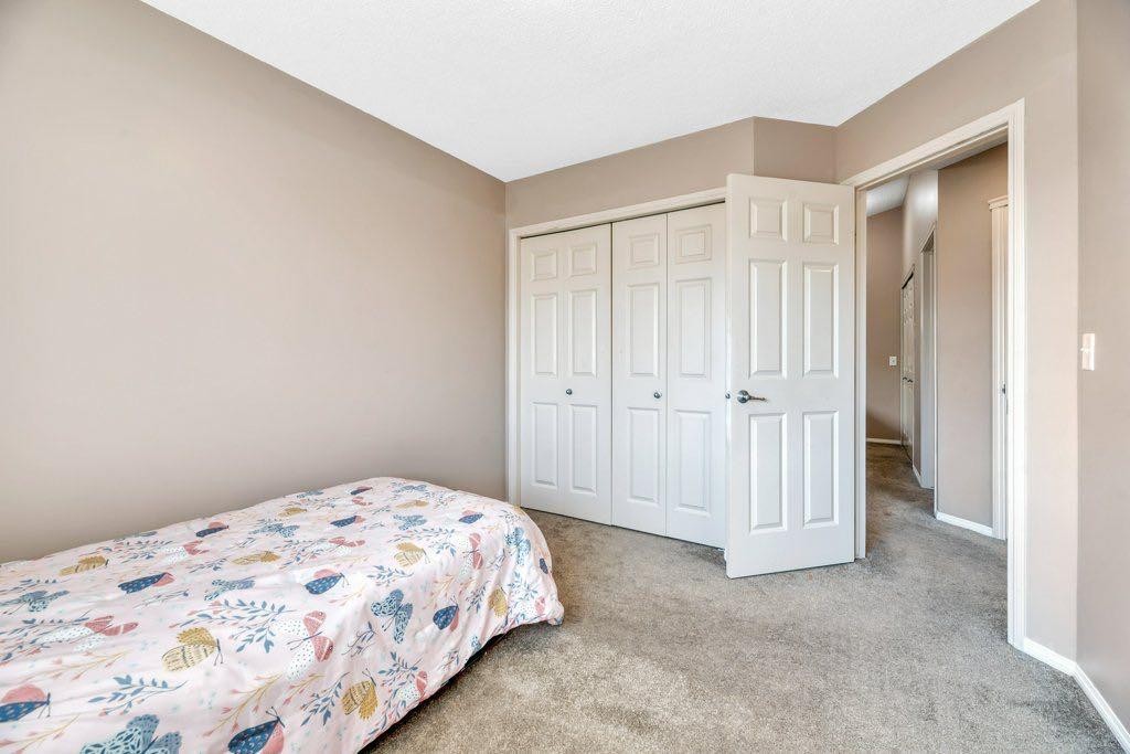 319 Saddlebrook Circle Ne, Calgary, AB - Indoor Photo Showing Bedroom