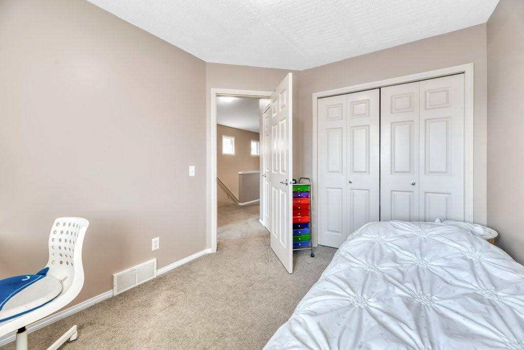 319 Saddlebrook Circle Ne, Calgary, AB - Indoor Photo Showing Bedroom