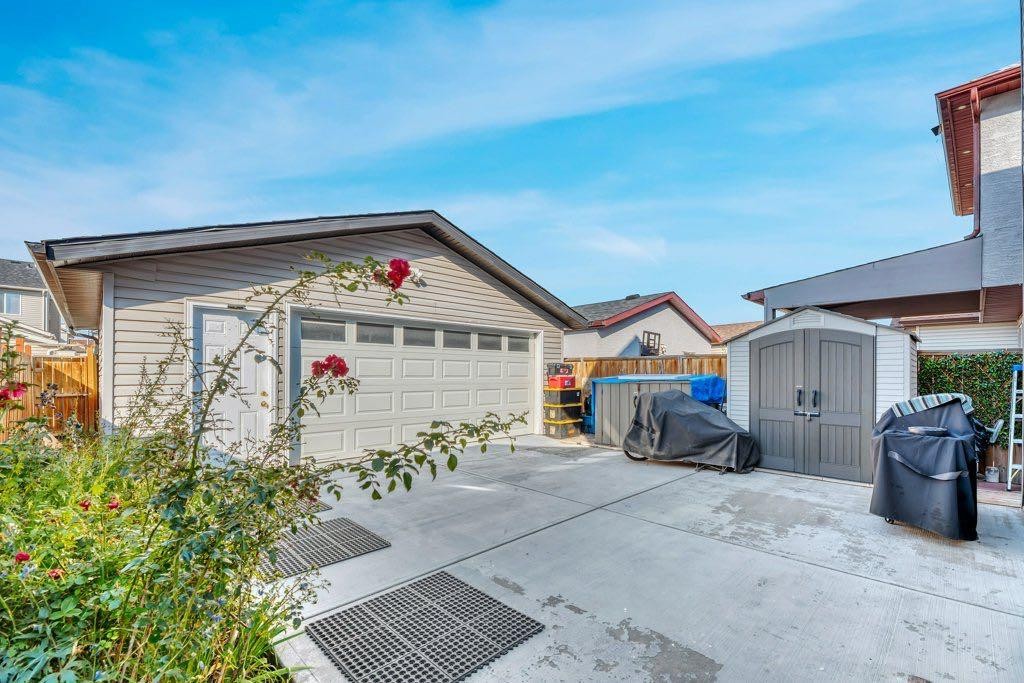 319 Saddlebrook Circle Ne, Calgary, AB - Outdoor With Exterior