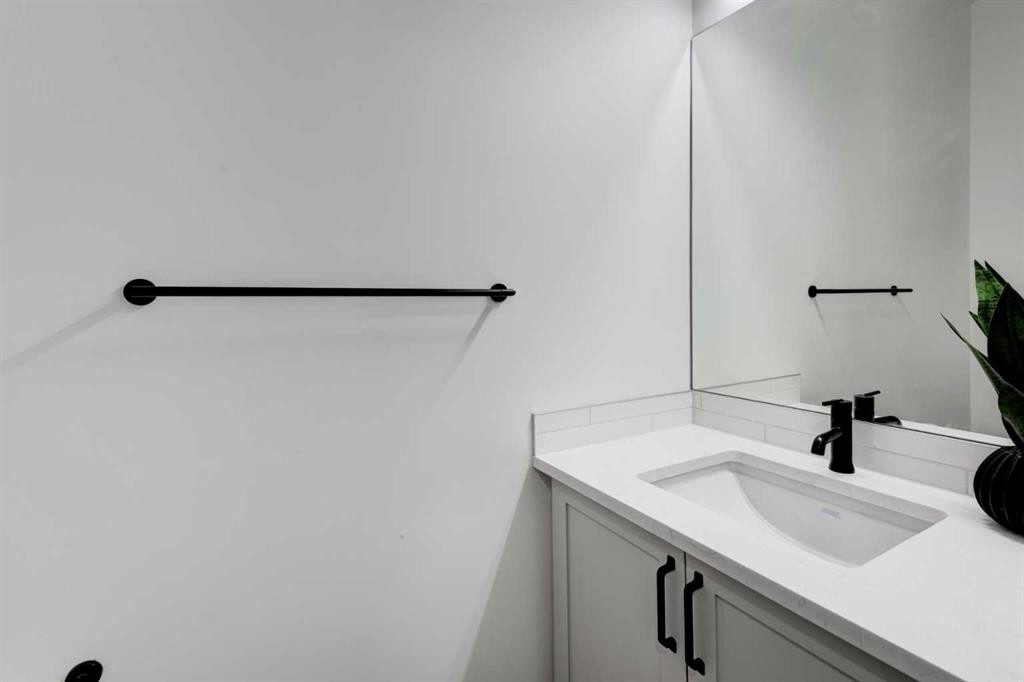41 Copperhead Road Se, Calgary, AB - Indoor Photo Showing Bathroom