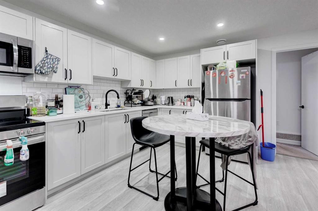 41 Copperhead Road Se, Calgary, AB - Indoor Photo Showing Kitchen