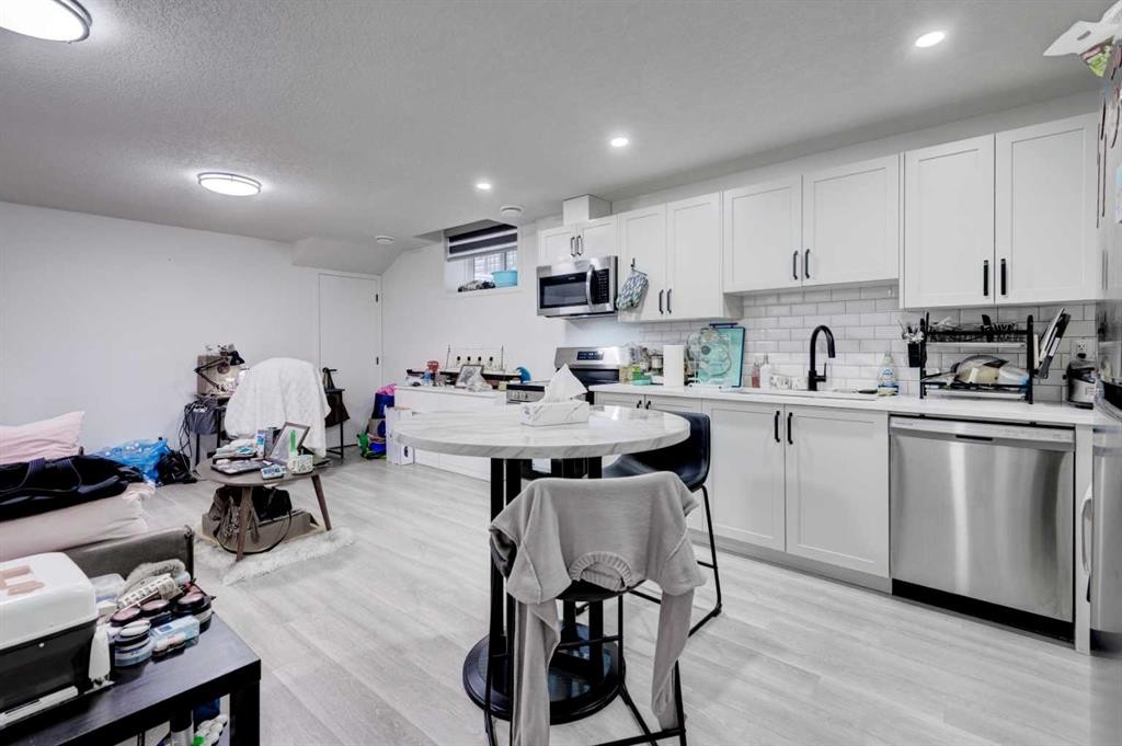 41 Copperhead Road Se, Calgary, AB - Indoor Photo Showing Kitchen