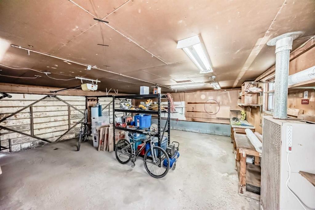 5007 Vallance Crescent Nw, Calgary, AB - Indoor Photo Showing Garage