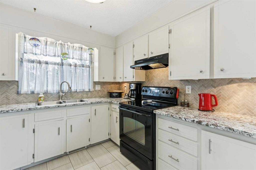 323 Ranchview Place Nw, Calgary, AB - Indoor Photo Showing Kitchen With Double Sink