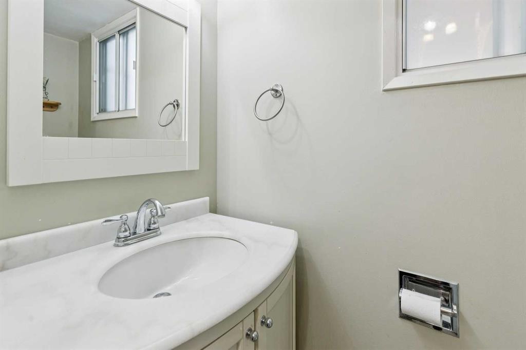 323 Ranchview Place Nw, Calgary, AB - Indoor Photo Showing Bathroom