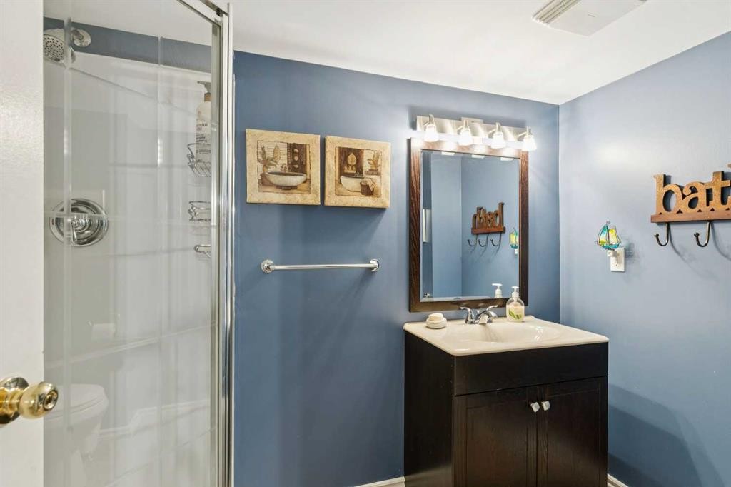 323 Ranchview Place Nw, Calgary, AB - Indoor Photo Showing Bathroom