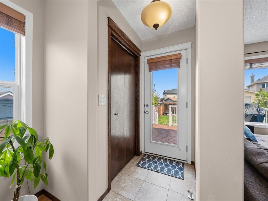 28 Cranberry Lane Se, Calgary, AB - Indoor Photo Showing Other Room