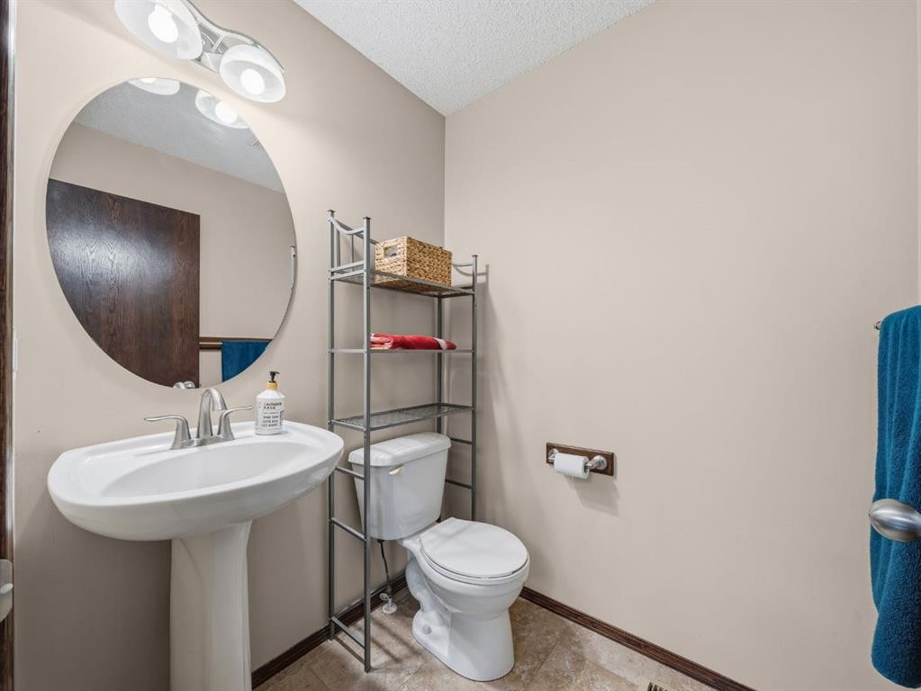 28 Cranberry Lane Se, Calgary, AB - Indoor Photo Showing Bathroom