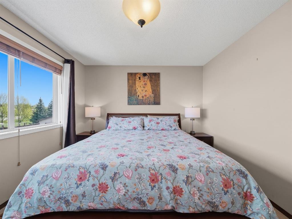 28 Cranberry Lane Se, Calgary, AB - Indoor Photo Showing Bedroom