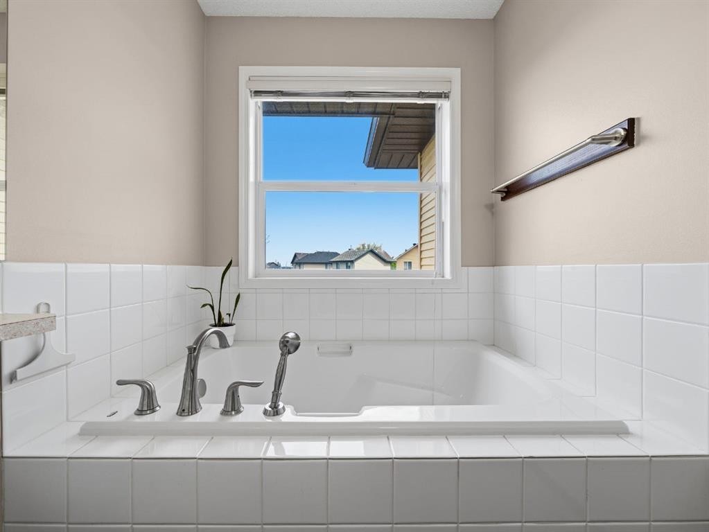 28 Cranberry Lane Se, Calgary, AB - Indoor Photo Showing Bathroom