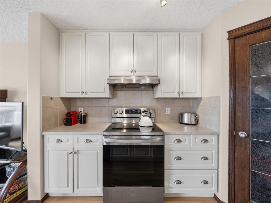28 Cranberry Lane Se, Calgary, AB - Indoor Photo Showing Kitchen