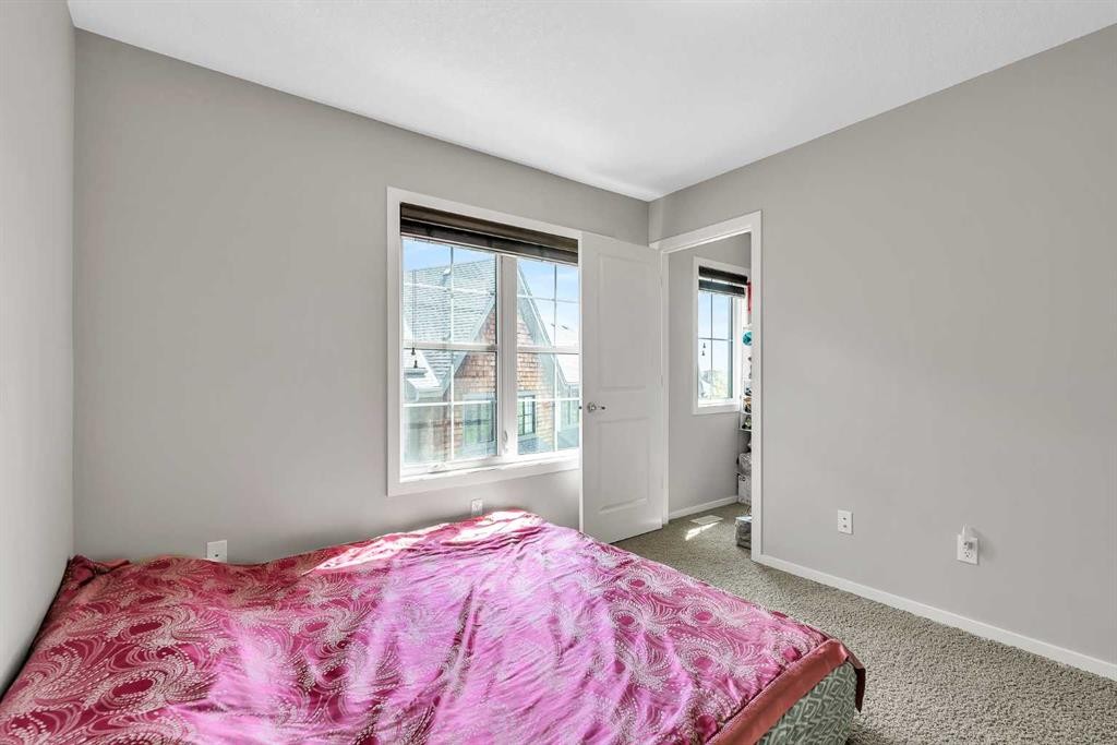 439 Ascot Circle Sw, Calgary, AB - Indoor Photo Showing Bedroom