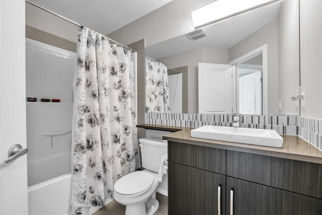 439 Ascot Circle Sw, Calgary, AB - Indoor Photo Showing Bathroom