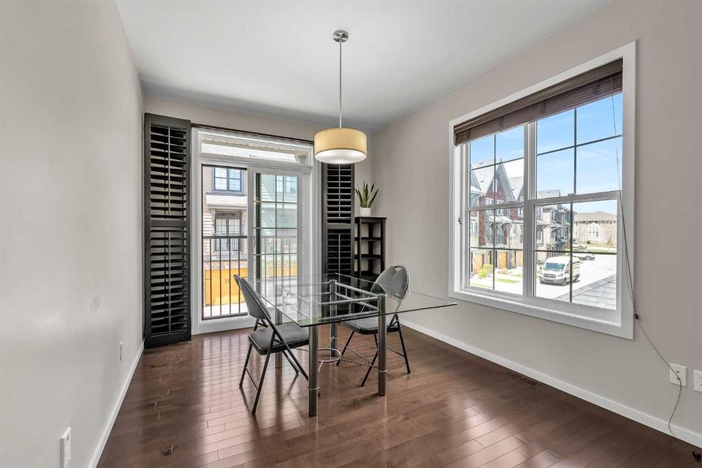 439 Ascot Circle Sw, Calgary, AB - Indoor Photo Showing Dining Room