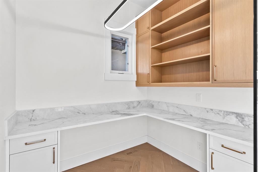 907 36A Street Nw, Calgary, AB - Indoor
