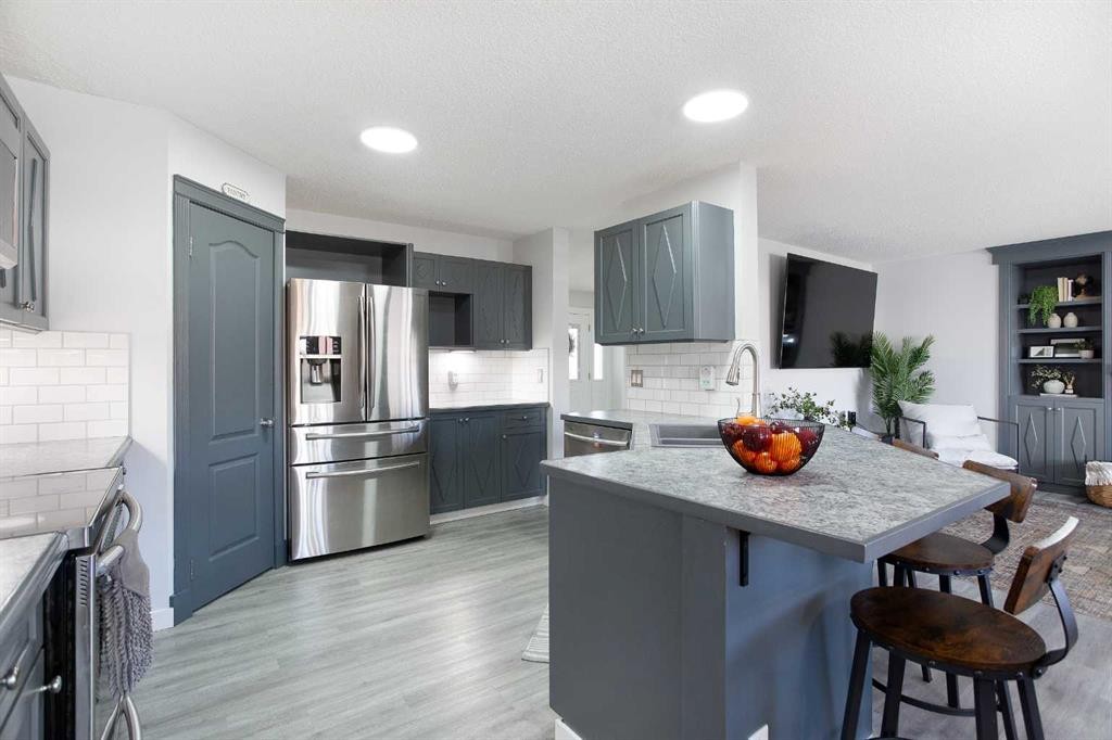 8 Thorndale Close Se, Airdrie, AB - Indoor Photo Showing Kitchen With Upgraded Kitchen