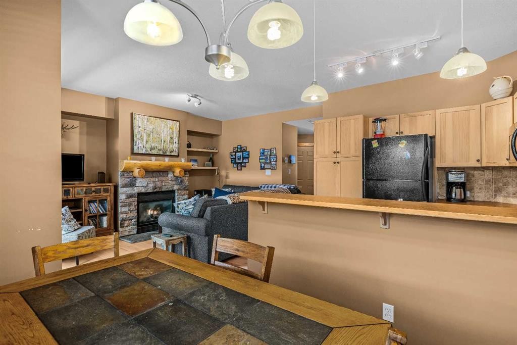 1003-70 Dyrgas Gate, Canmore, AB - Indoor Photo Showing Kitchen