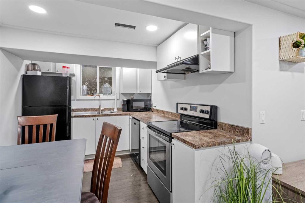 5516 Taylor Crescent Ne, Calgary, AB - Indoor Photo Showing Kitchen With Stainless Steel Kitchen