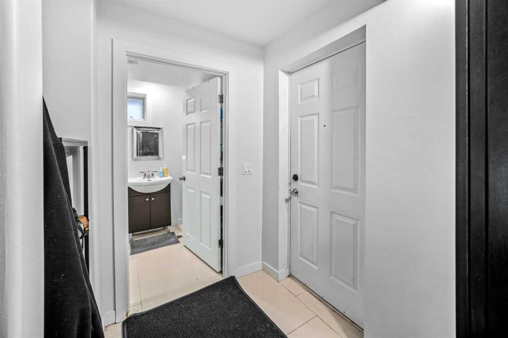 5516 Taylor Crescent Ne, Calgary, AB - Indoor Photo Showing Other Room