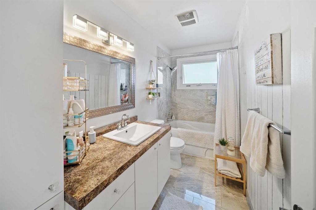 5516 Taylor Crescent Ne, Calgary, AB - Indoor Photo Showing Bathroom