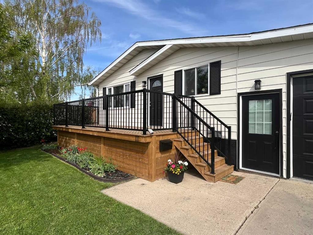11 Huntstrom Place Ne, Calgary, AB - Outdoor With Deck Patio Veranda