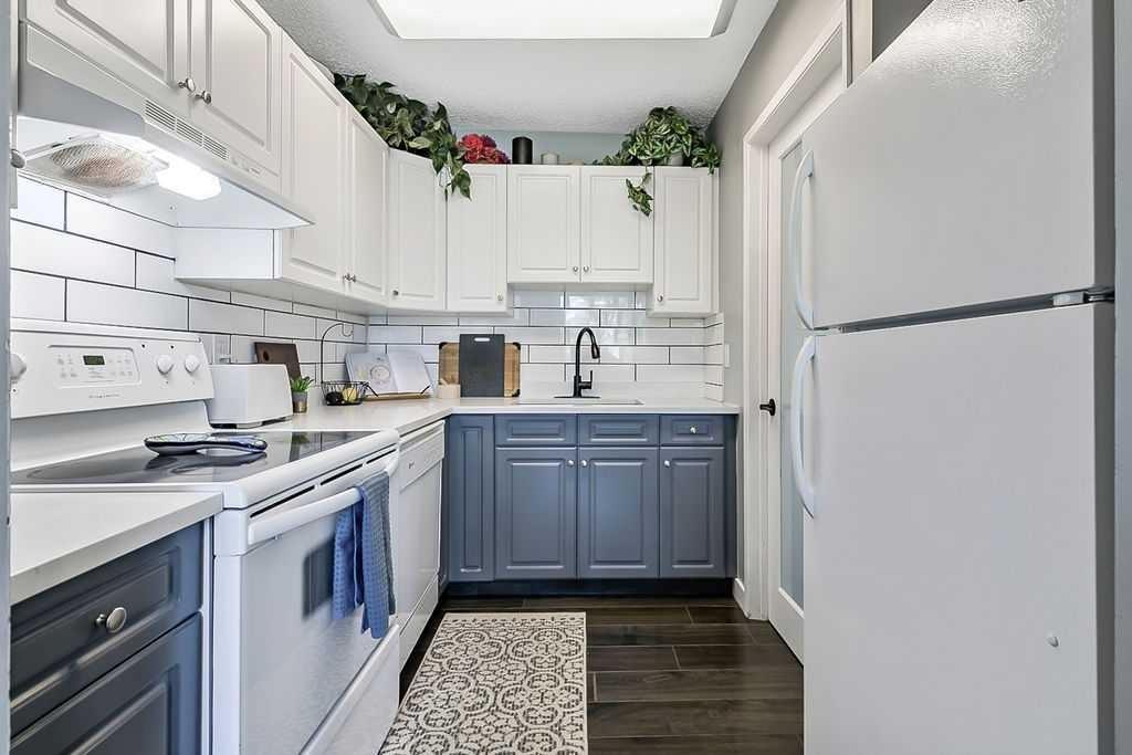 818-13104 Elbow Drive Sw, Calgary, AB - Indoor Photo Showing Kitchen