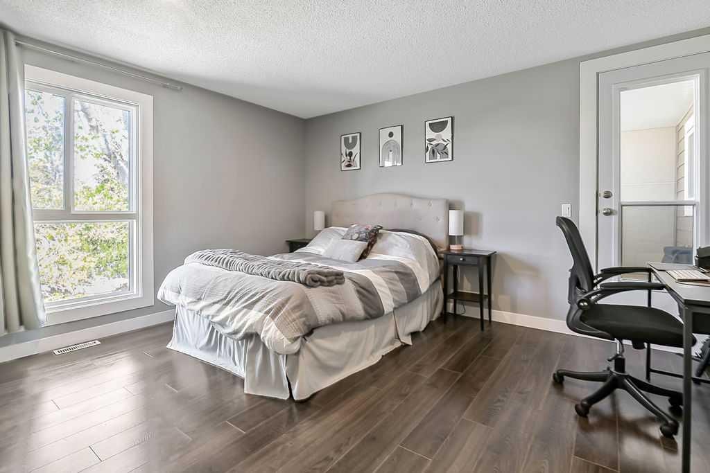 818-13104 Elbow Drive Sw, Calgary, AB - Indoor Photo Showing Bedroom
