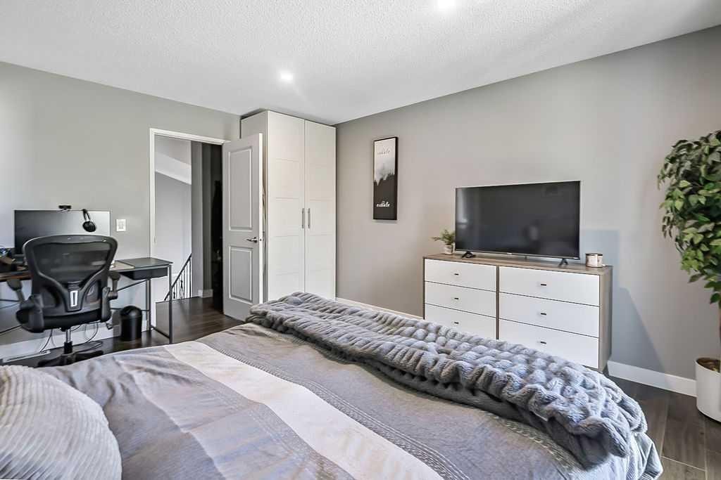 818-13104 Elbow Drive Sw, Calgary, AB - Indoor Photo Showing Bedroom