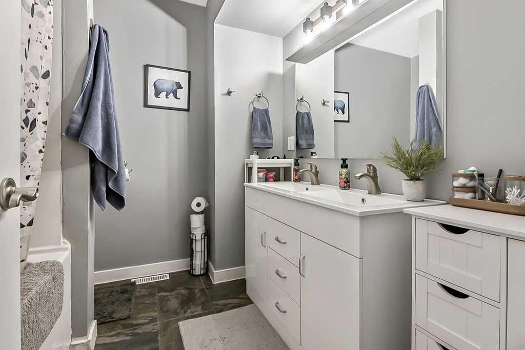 818-13104 Elbow Drive Sw, Calgary, AB - Indoor Photo Showing Bathroom