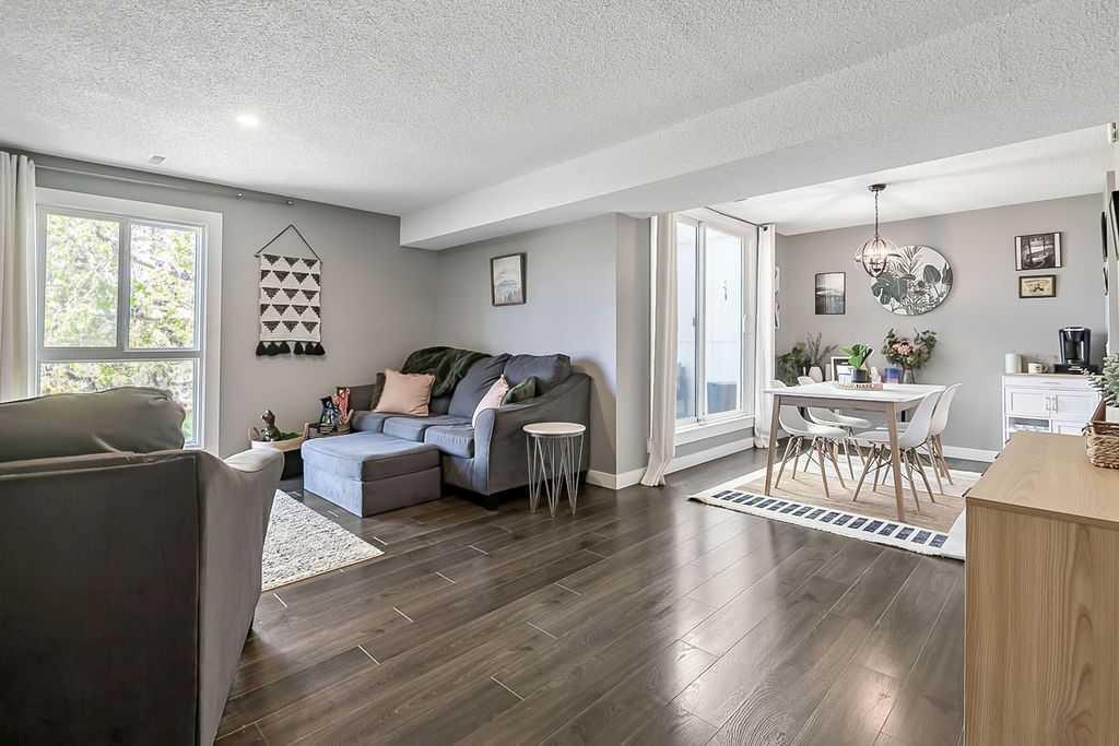 818-13104 Elbow Drive Sw, Calgary, AB - Indoor Photo Showing Living Room