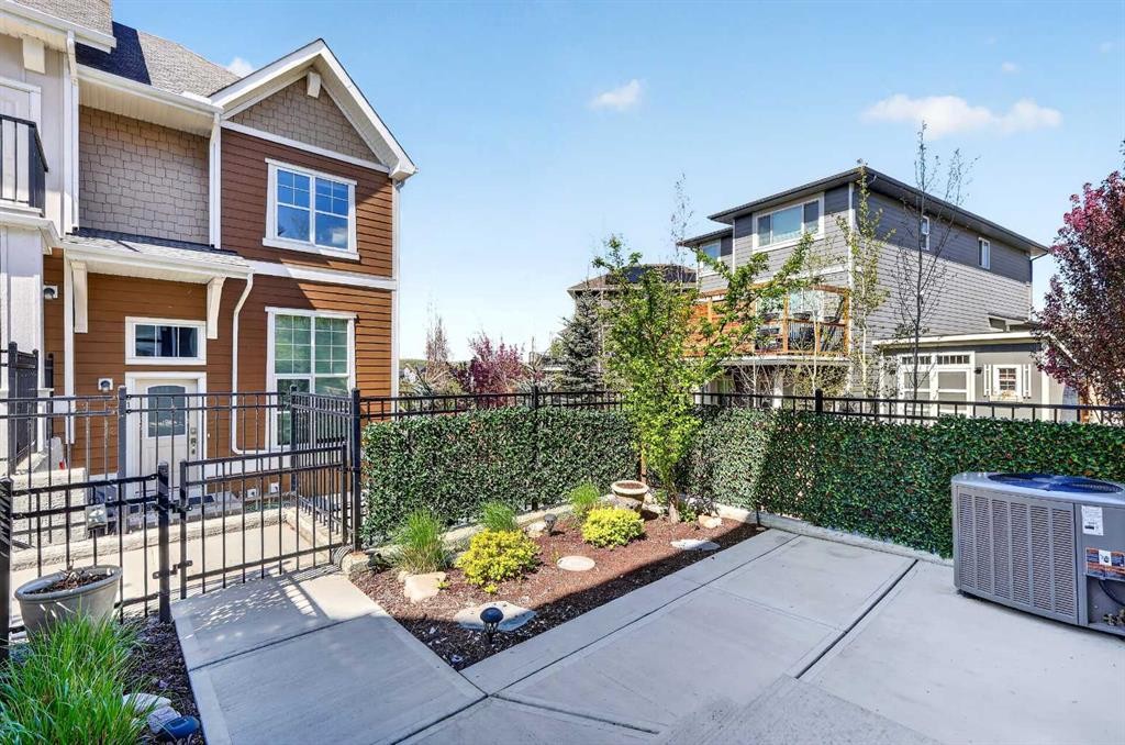 814 Cranbrook Walk Se, Calgary, AB - Outdoor
