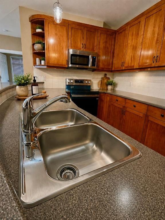 4107-24 Hemlock Crescent Sw, Calgary, AB - Indoor Photo Showing Kitchen With Double Sink