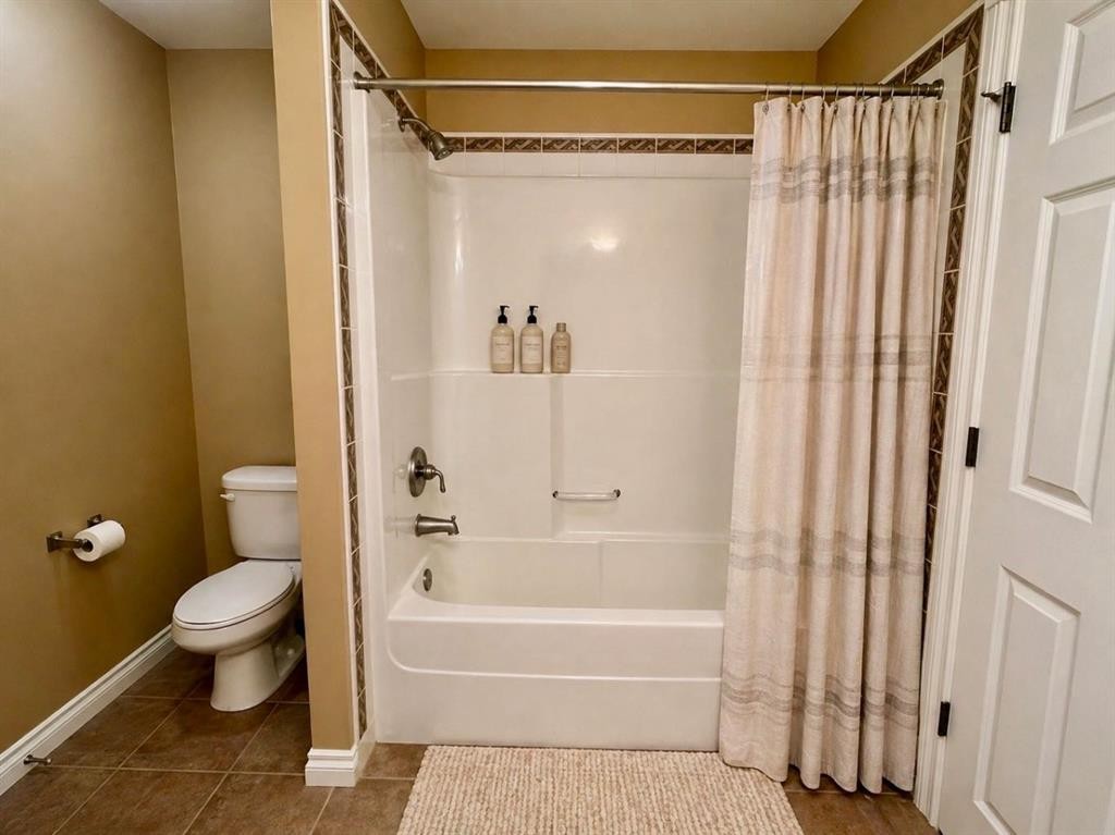 4107-24 Hemlock Crescent Sw, Calgary, AB - Indoor Photo Showing Bathroom