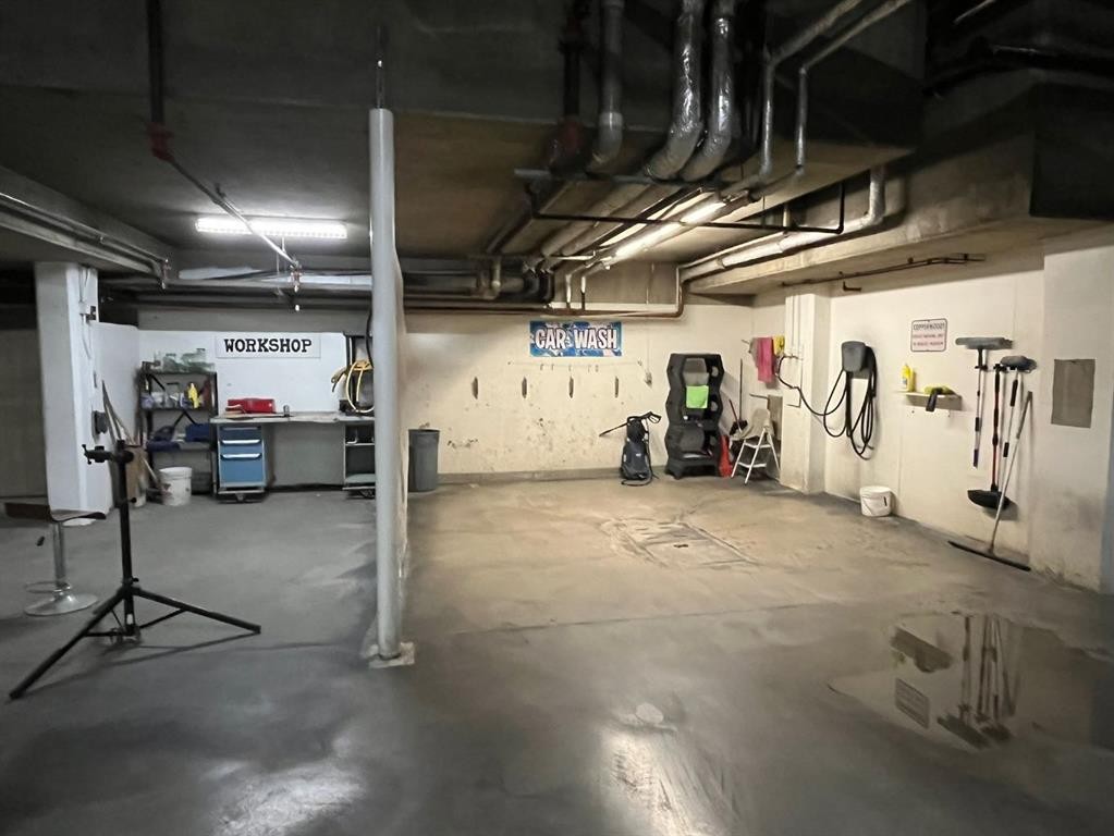 4107-24 Hemlock Crescent Sw, Calgary, AB - Indoor Photo Showing Garage