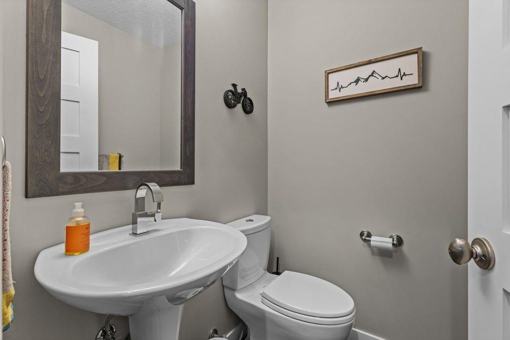 2-817 4Th Street, Canmore, AB - Indoor Photo Showing Bathroom