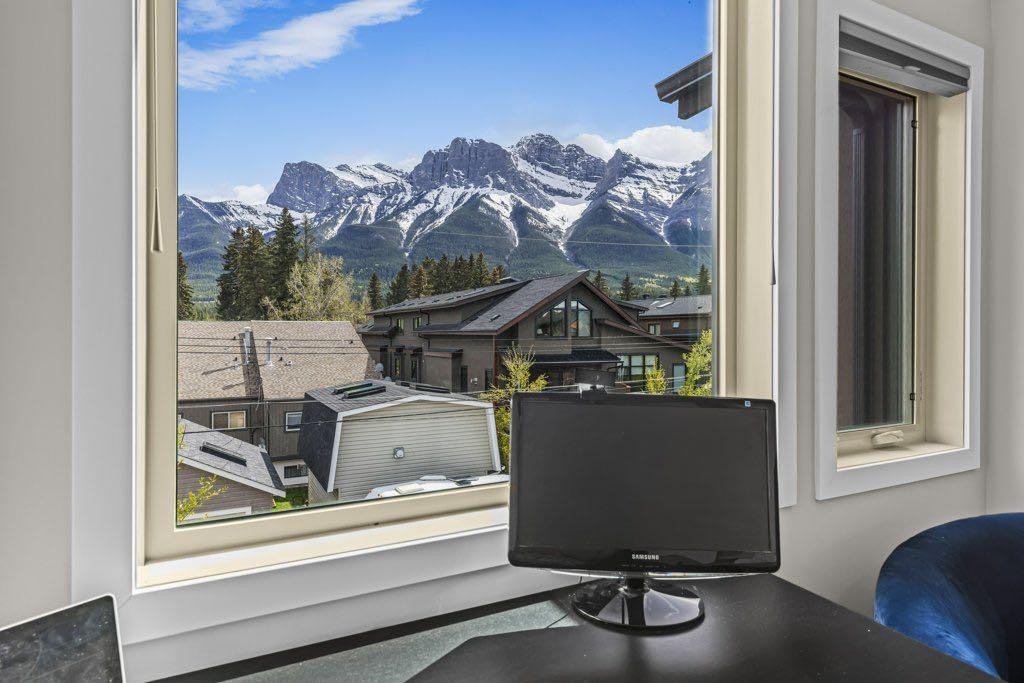 2-817 4Th Street, Canmore, AB -