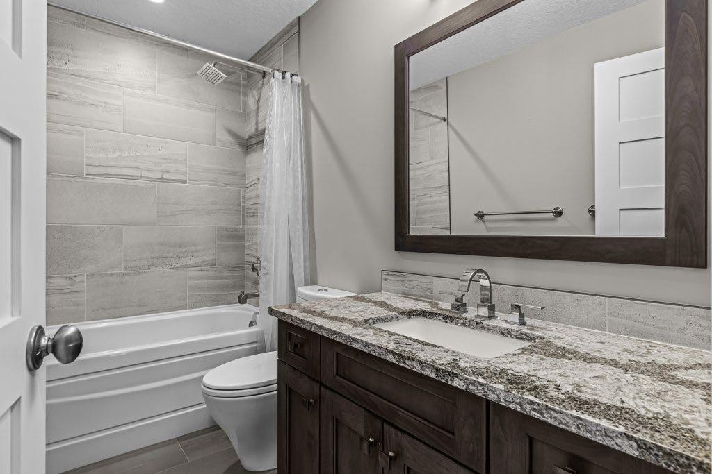 2-817 4Th Street, Canmore, AB - Indoor Photo Showing Bathroom