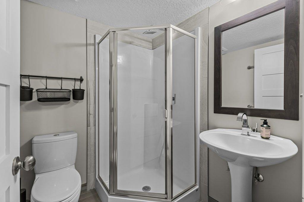 2-817 4Th Street, Canmore, AB - Indoor Photo Showing Bathroom