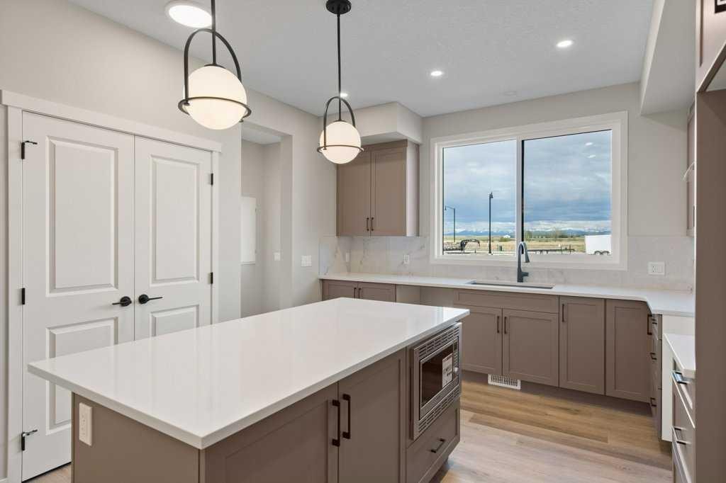 123 Montane Link Se, High River, AB - Indoor Photo Showing Kitchen