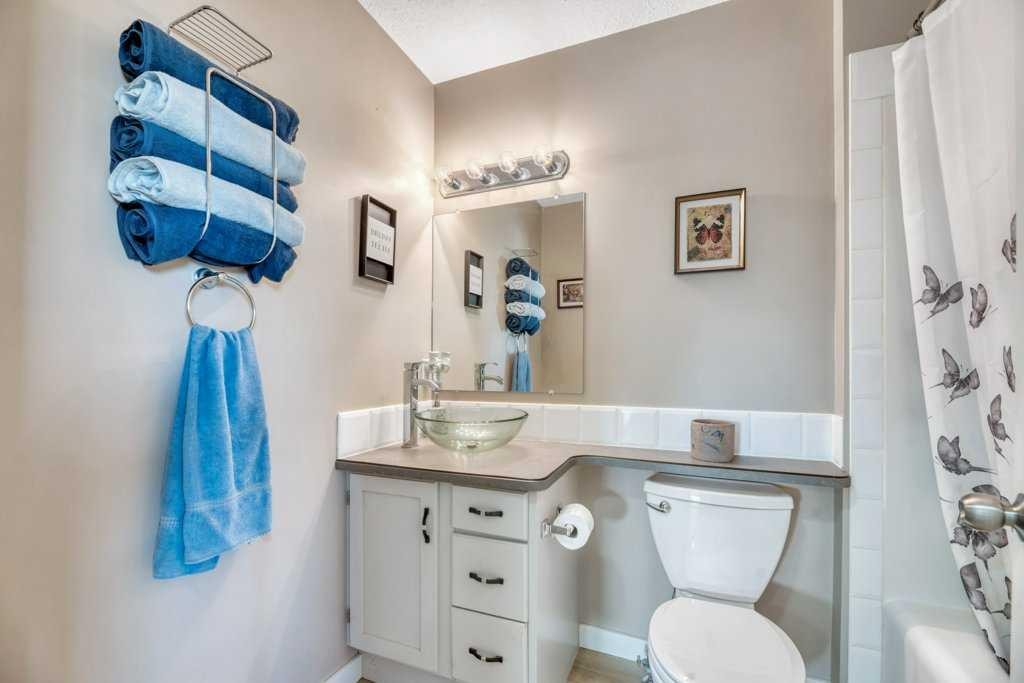 389 Strathford Crescent, Strathmore, AB - Indoor Photo Showing Bathroom