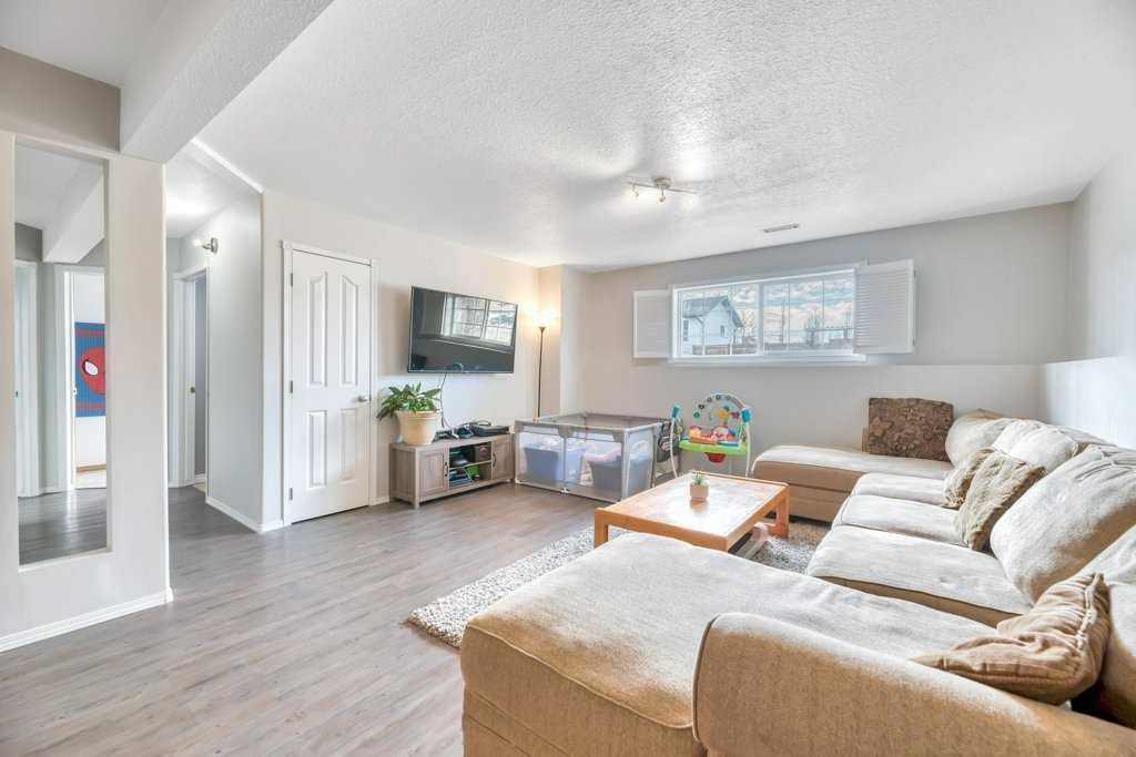 389 Strathford Crescent, Strathmore, AB - Indoor Photo Showing Living Room