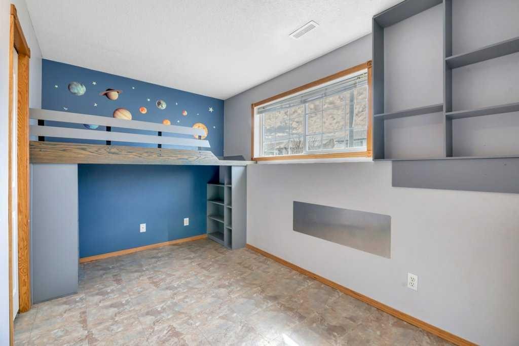 389 Strathford Crescent, Strathmore, AB - Indoor Photo Showing Other Room With Fireplace