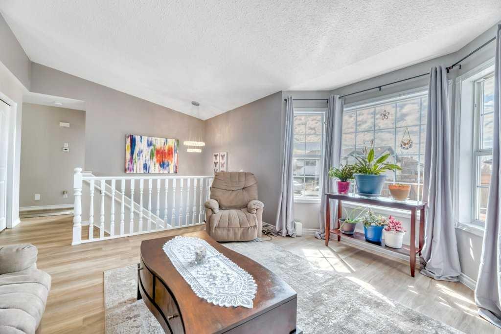 389 Strathford Crescent, Strathmore, AB - Indoor Photo Showing Living Room