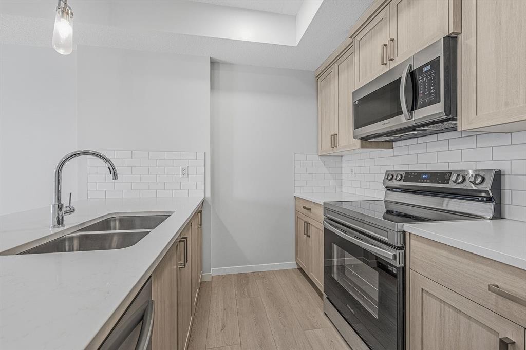 6207-20295 Seton Way Se, Calgary, AB - Indoor Photo Showing Kitchen With Double Sink
