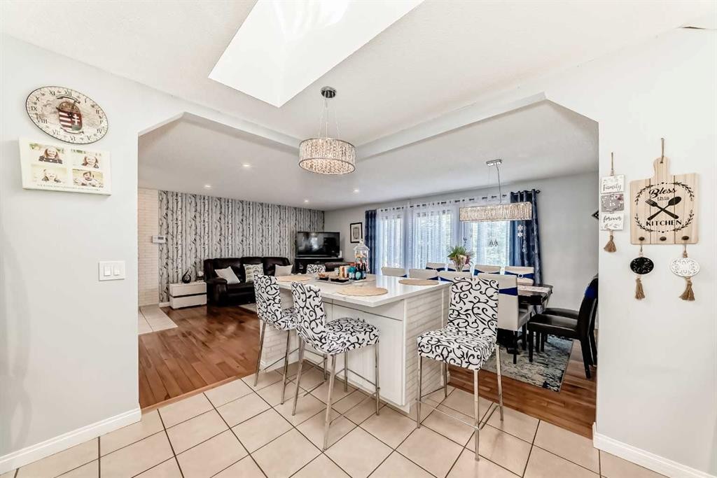 43 Beaconsfield Way Nw, Calgary, AB - Indoor